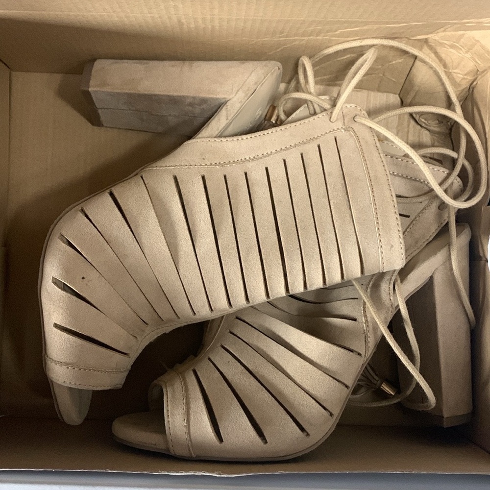 Wilds diva lounge block heel tan with string